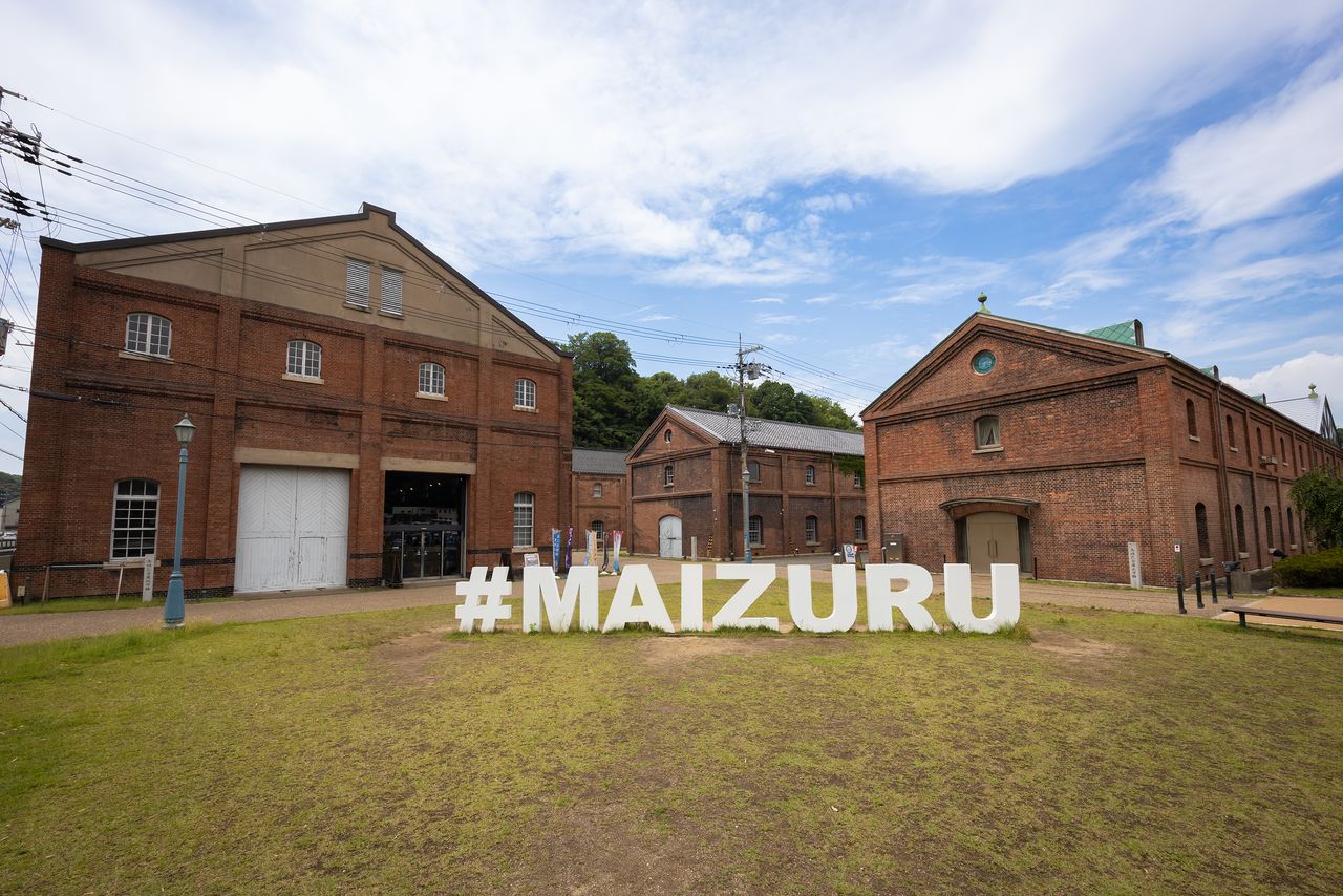 The Maizuru World Brick Museum houses cafés, a museum shop, and a boarding pier for sightseeing tour boats. (© Nippon.com)