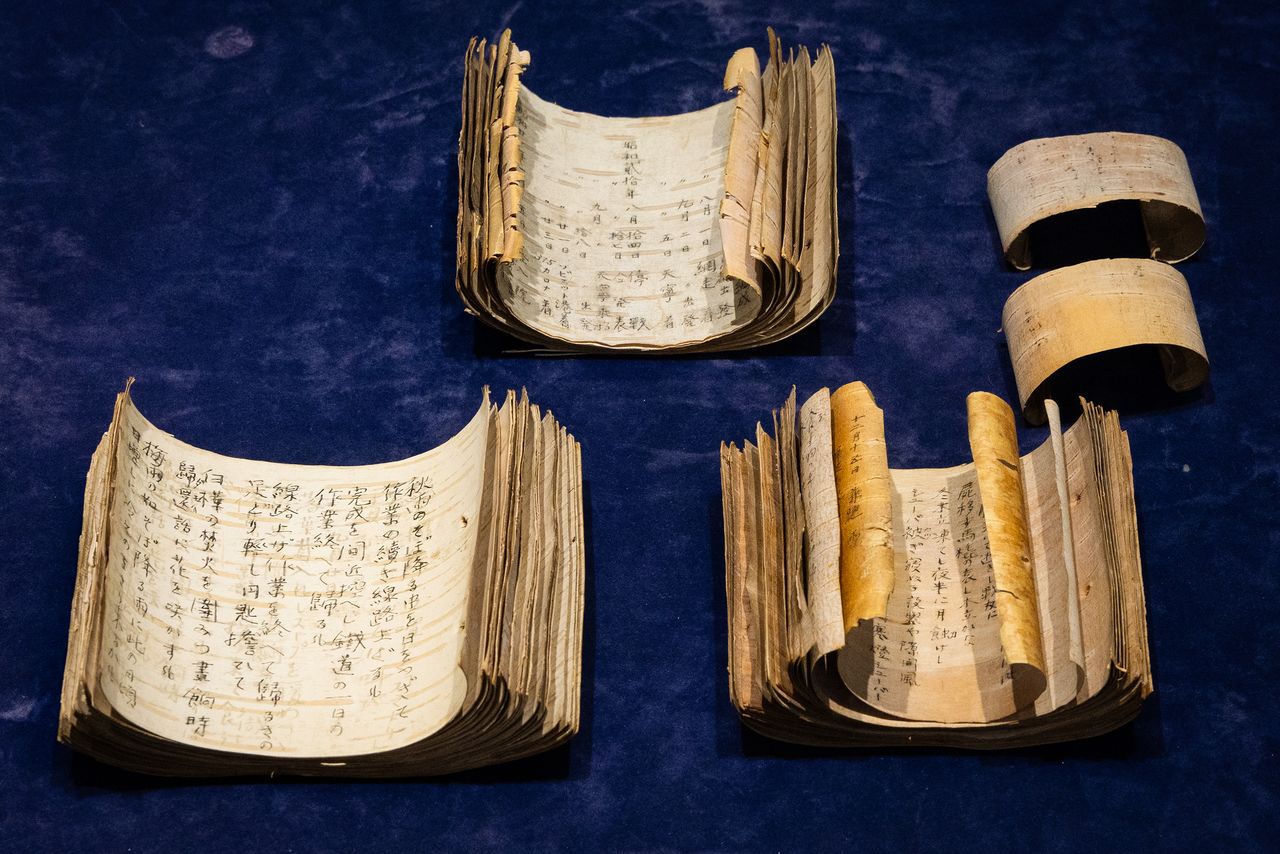 Improvised writing implements were used to record the detainees’ thoughts. The writing on the bark remains sharp even 80 years later. (© Nippon.com)