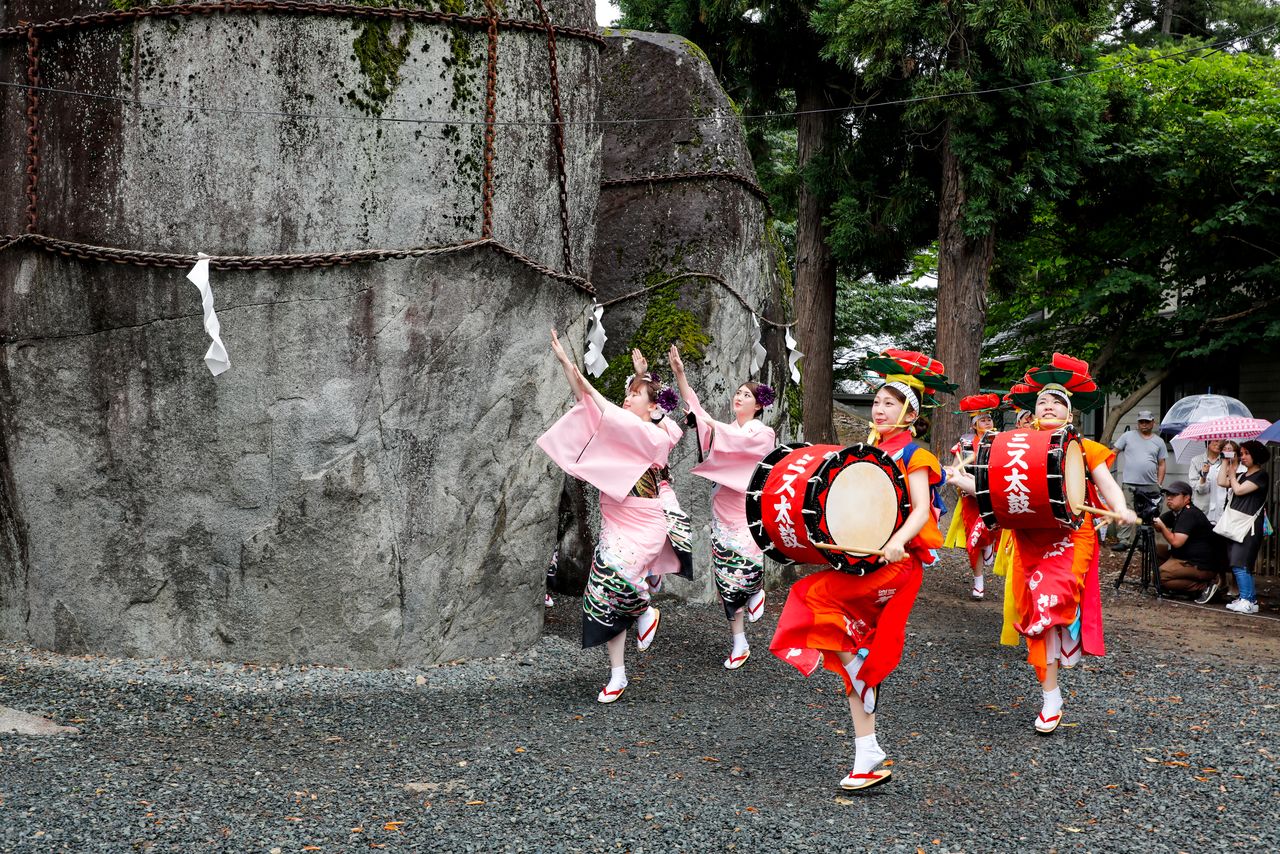 Mitsuishi Shrine, the oldest in the city, is known for the “devil’s handprint” legend and as the origin of the prefecture name Iwate (literally rock-hand). (© Haga Library)
