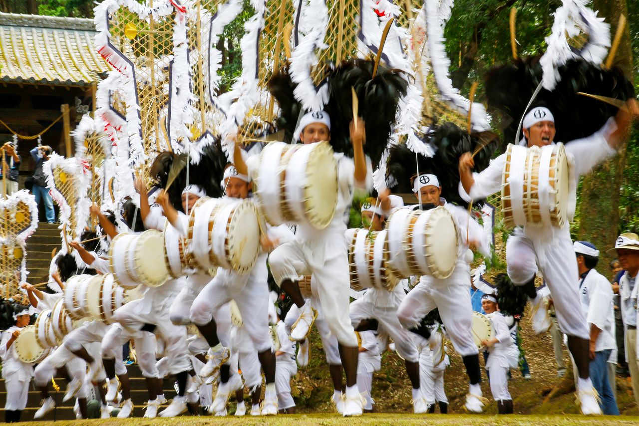 The Izaku Taiko Odori is Japan’s most grueling drum festival. (© Haga Library)