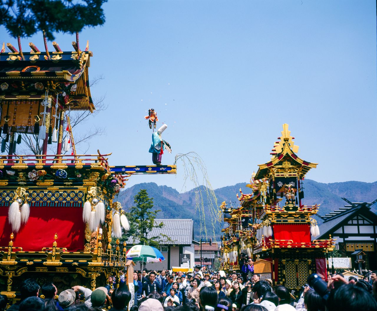 The second day features a stately procession of gorgeous floats belonging to the city’s various neighborhoods. Karakuri mechanical puppet plays and children’s kabuki are also performed during the festival. (© Haga Library)