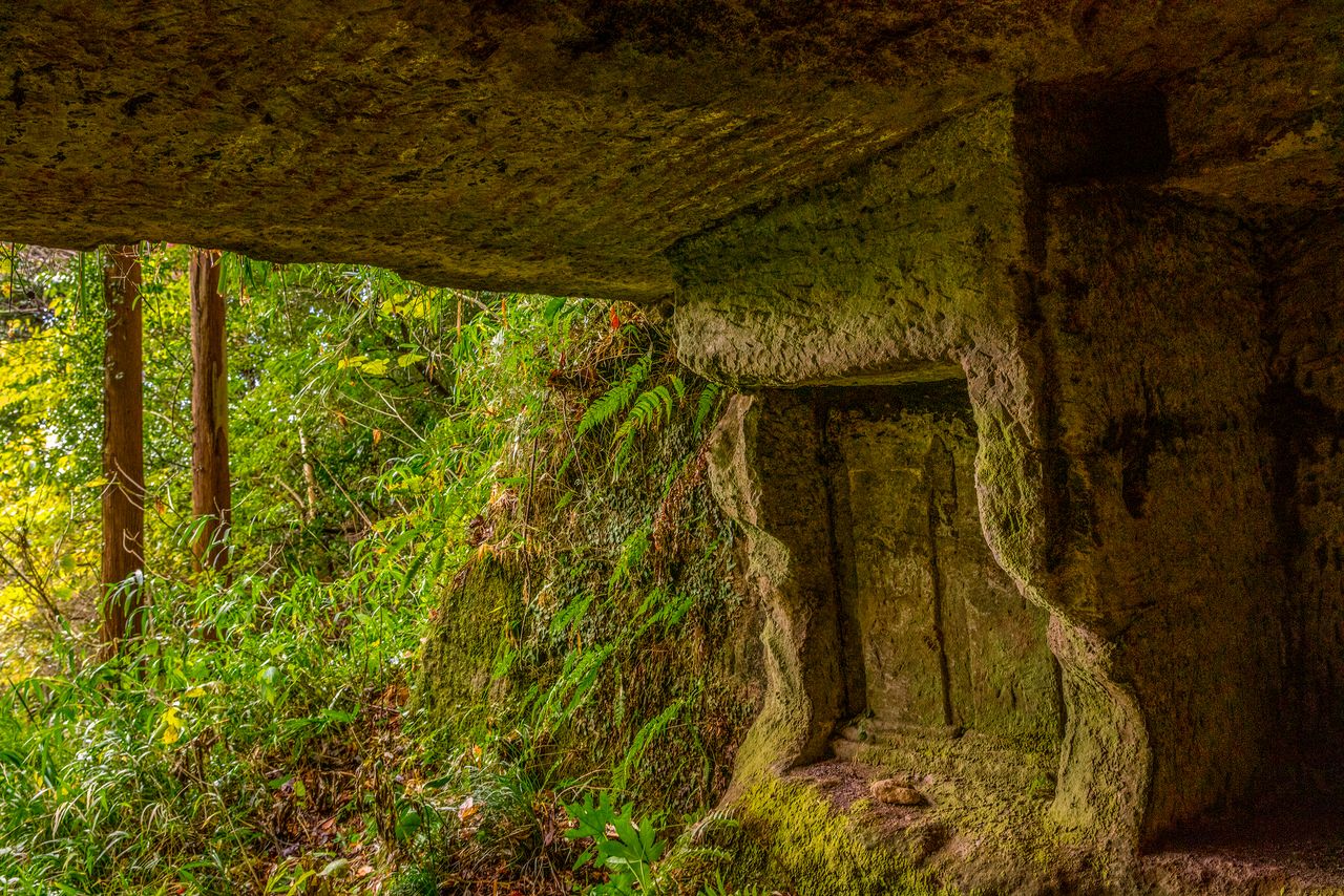Shudaruki Yagura. Faint traces of red ochre remain on the tomb’s ceiling. (© Harada Hiroshi)