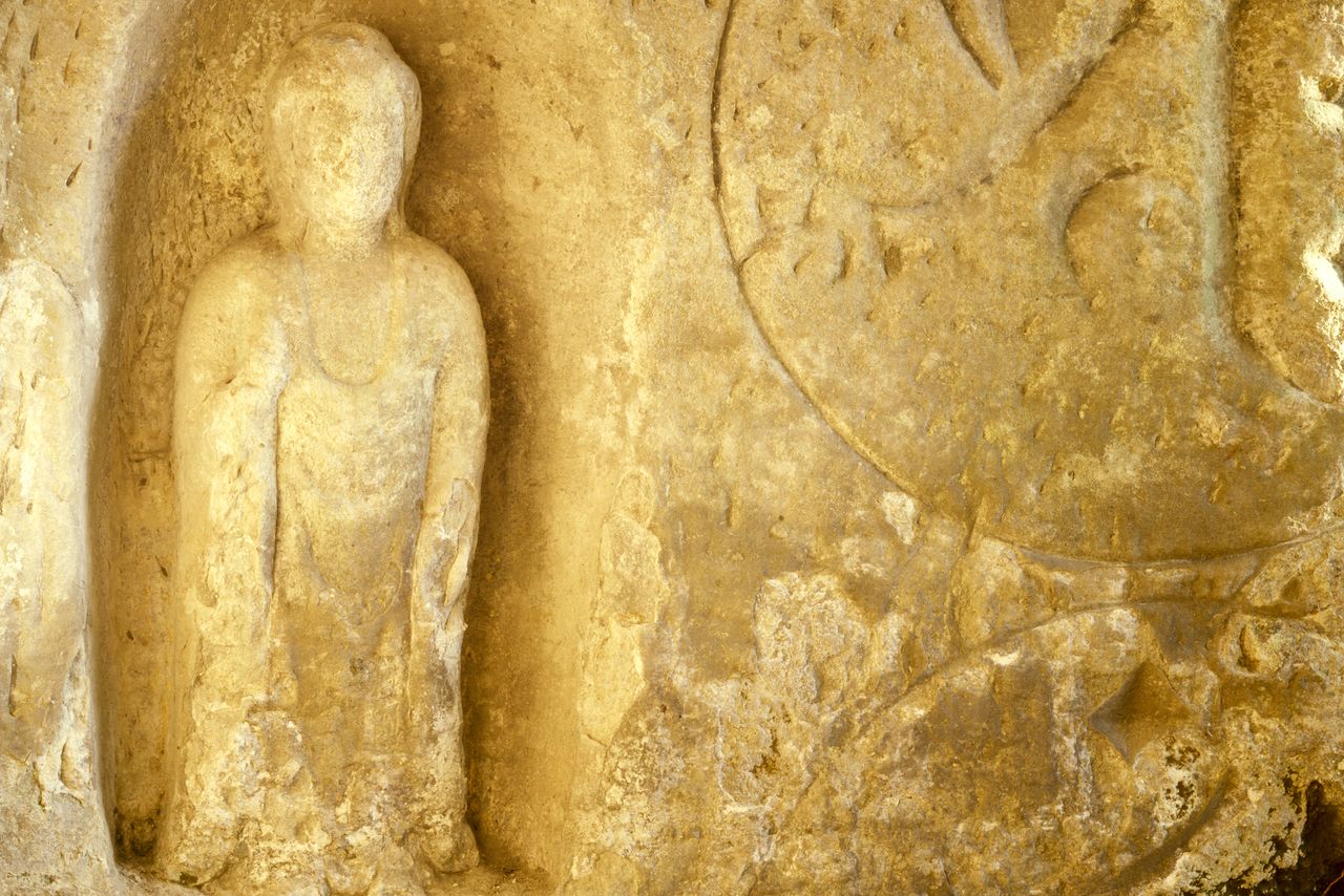 Buddhist motifs common in Kamakura are in evidence at Hyakuhachi Yagura. (© Harada Hiroshi)