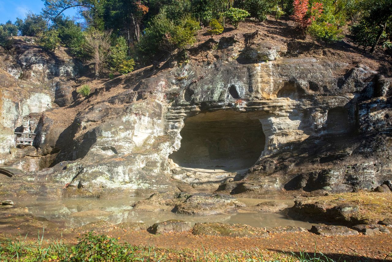 The impressive rock garden at Zuisenji, in place since the Kamakura period, is a nationally designated place of scenic beauty. (© Harada Hiroshi)