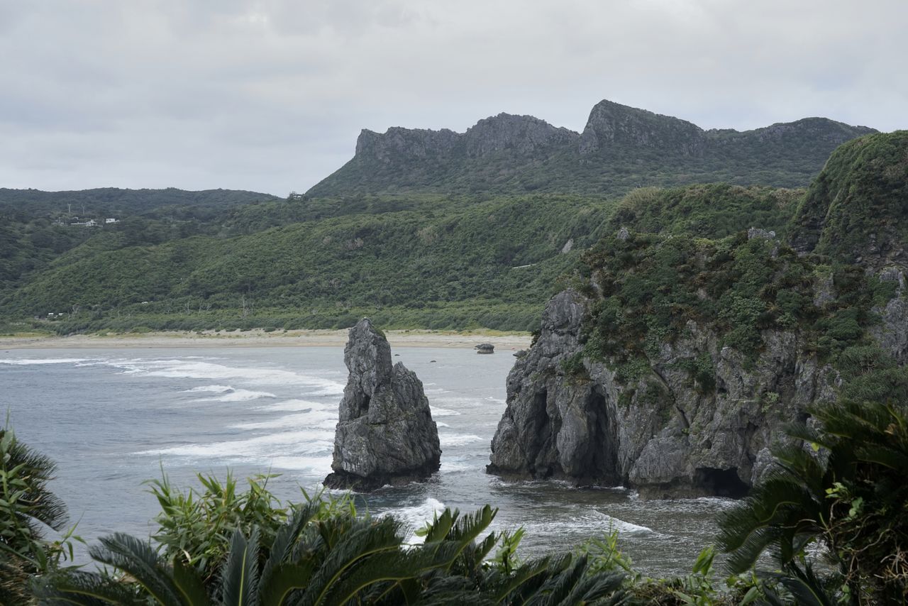 The view from Cape Hedo across to the four craggy rock formations traditionally regarded as a sacred site. (© Ōsaka Hiroshi)