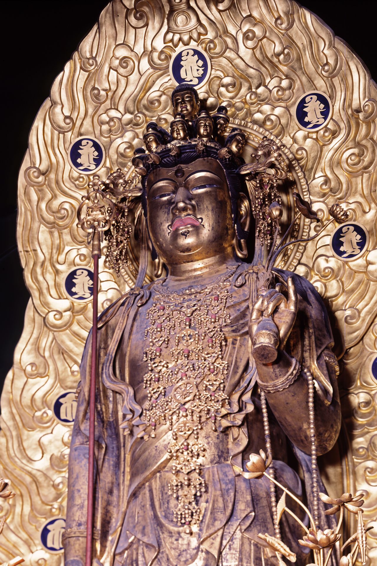 Hasedera’s gilded Kannon is one of Kamakura’s iconic statues, alongside the Great Buddha of Kōtokuin. (© Harada Hiroshi)