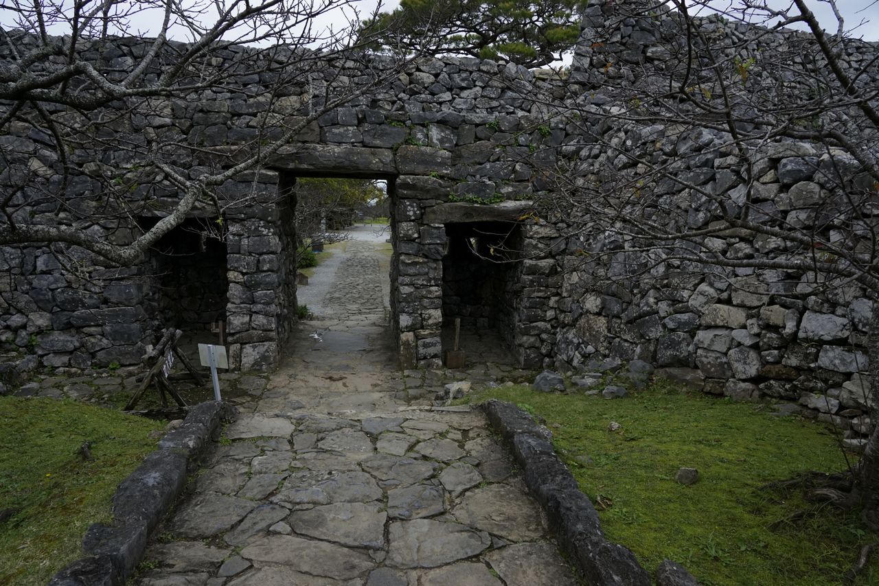 The current main entrance Heirōmon is a restoration dating from 1962. The roof is made from by placing a single slab of rock over the walls. (© Ōsaka Hiroshi)
