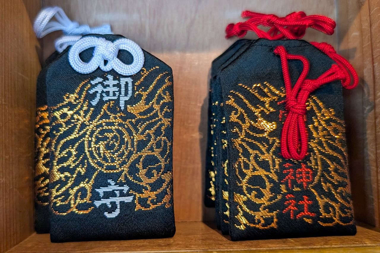 Black amulets with a three-legged crow motif. (© Gomi Yoji)