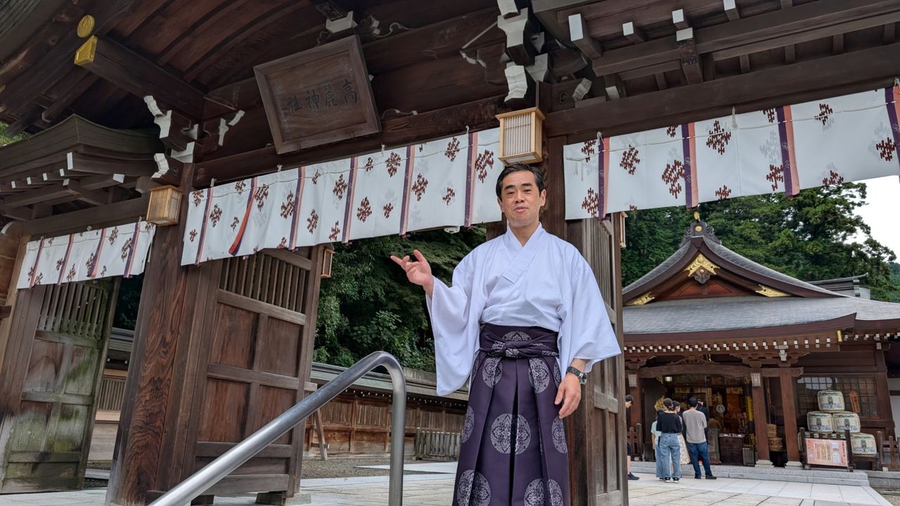 Koma Fumiyasu in front of the main hall. (© Gomi Yoji)