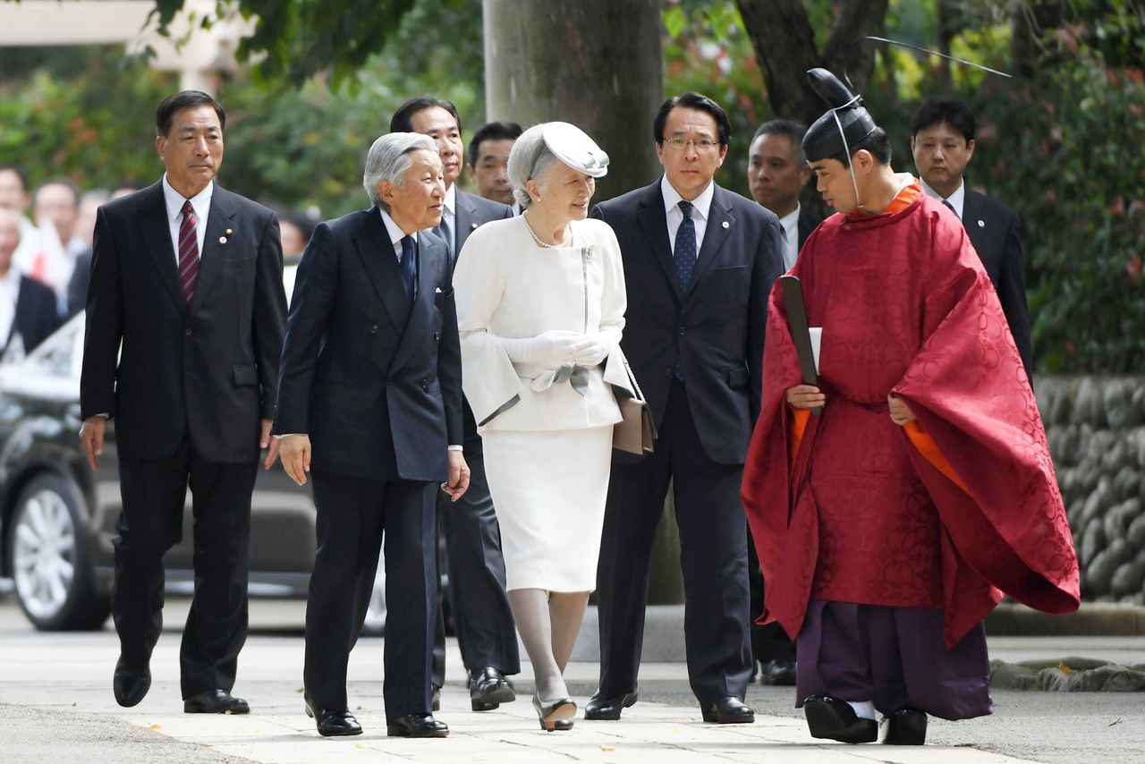 Emperor Akihito and Empress Michiko visiting Koma Shrine in September 2017. (© Jiji)