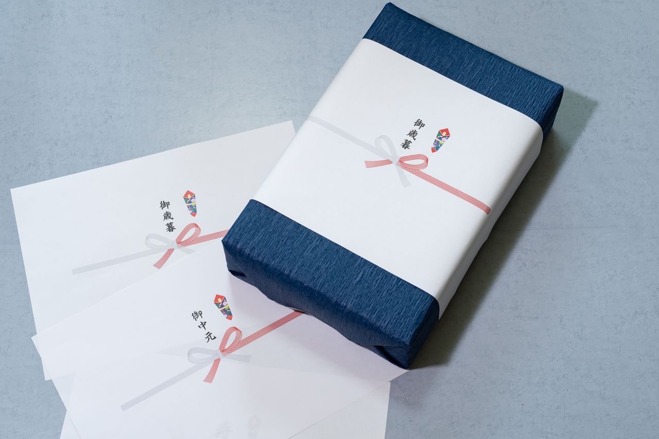 Chūgen and Seibo gifts are wrapped in the noshigami paper used for congratulatory occasions. (© Pixta)