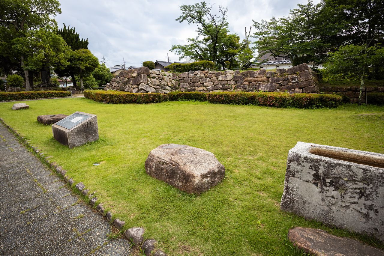 The foundation of the castle tower in Maizuru Park. (© Nippon.com)