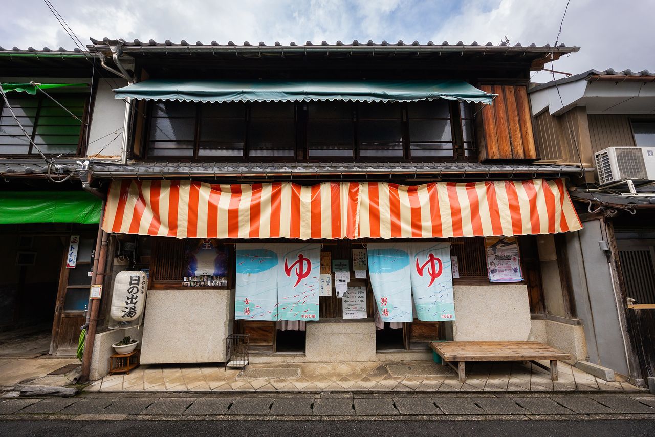 Hinodeyu was originally a communal bath operated by the town. (© Nippon.com)