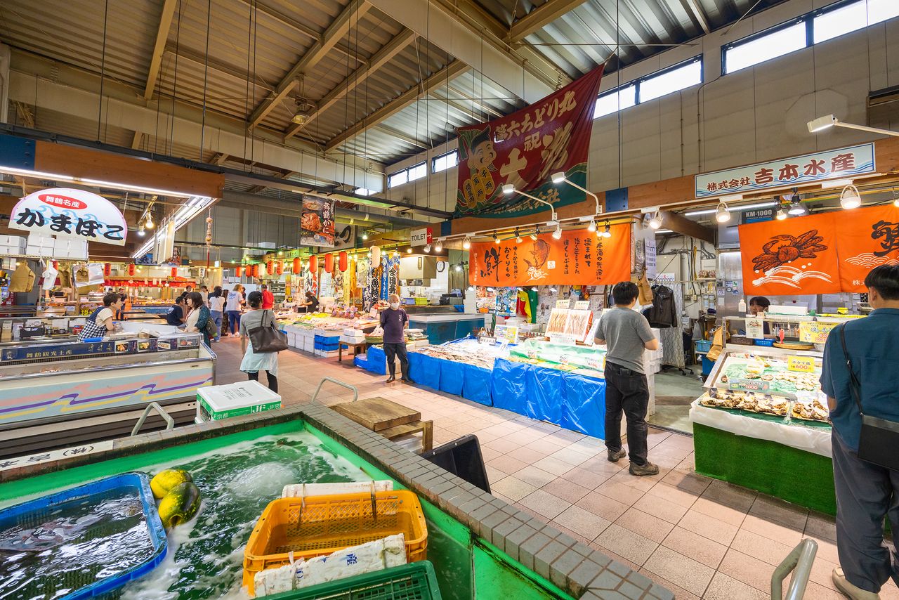 The market offers a wide range of seasonal seafood. (© Nippon.com)
