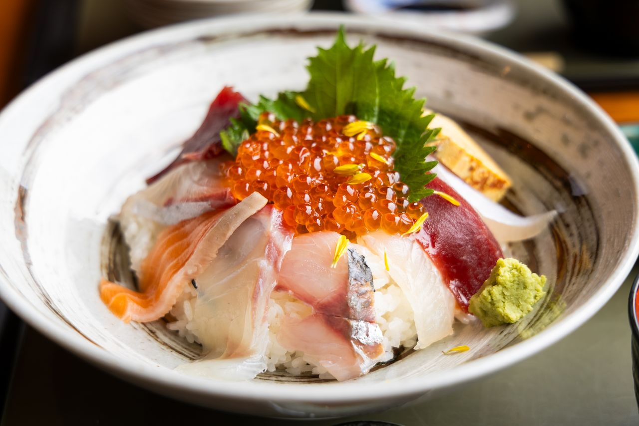 The seafood bowl from the restaurant Totogen near the center. (© Nippon.com)