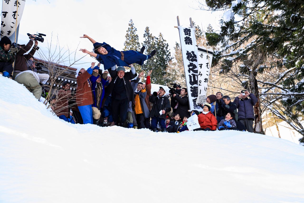 Abundant snow cushions this man as he is thrown down a 5-meter slope. (© Haga Library)