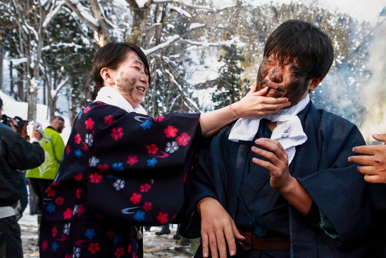 Couples who have been through muko nage also participate. (© Haga Library)