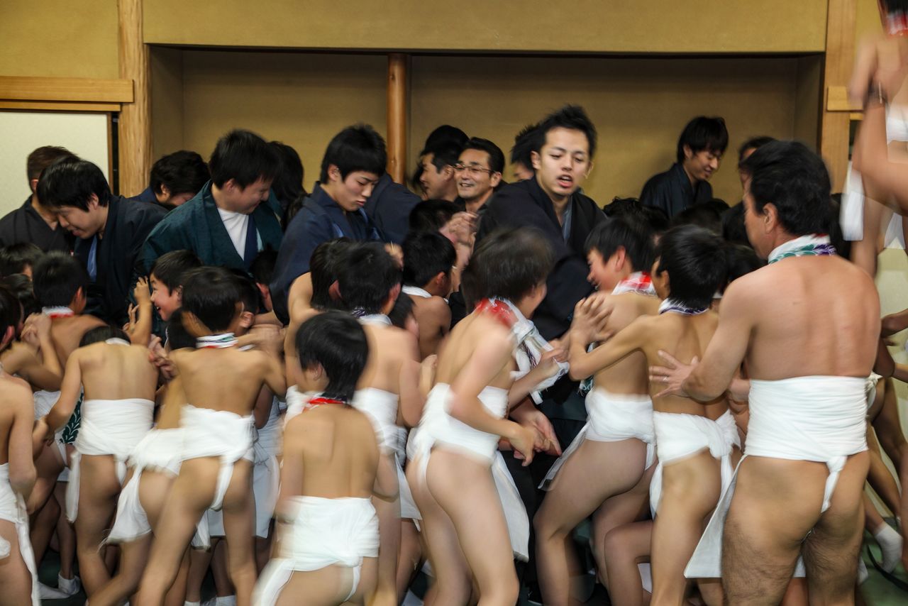 Young boys also take part in the ritual. (© Haga Library)