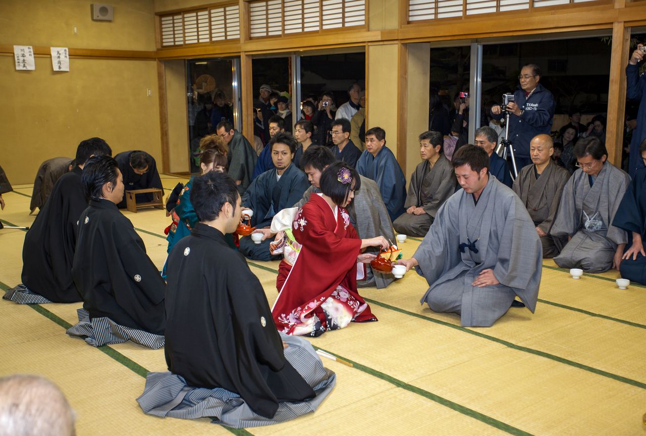A formal meal welcoming the new couple to the community. (© Haga Library)