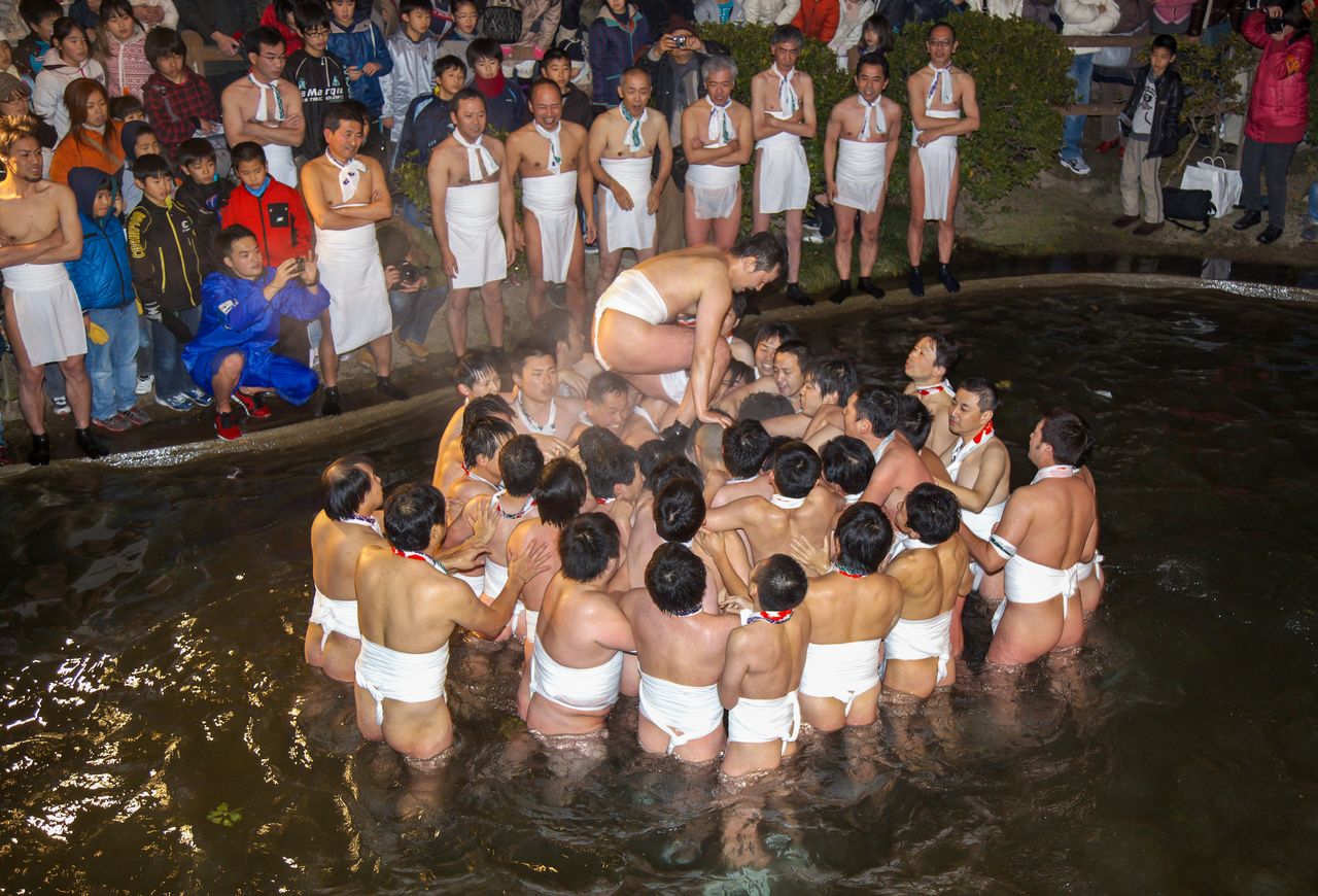 Men breaking up the barrel in the freezing water. (© Haga Library)