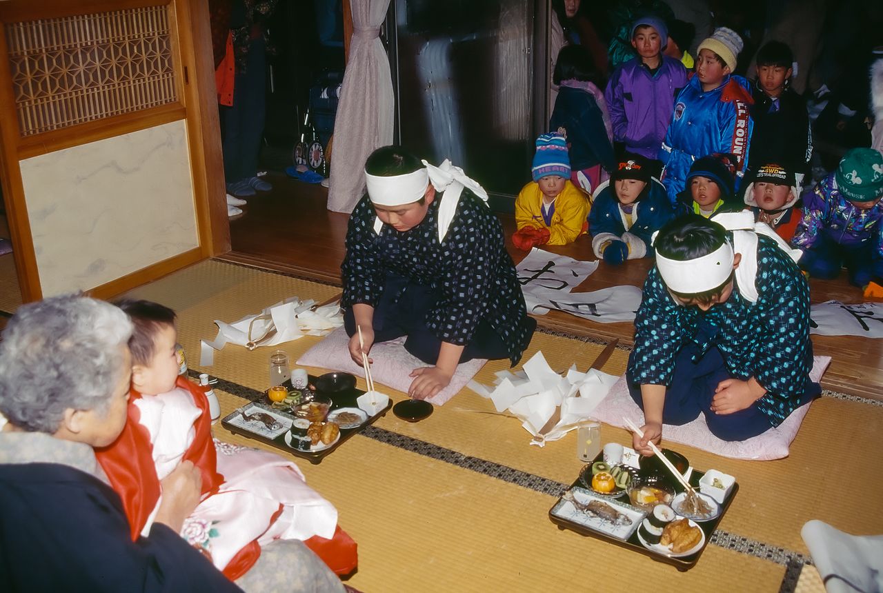 The children are served a meal after the ceremony. (© Haga Library)