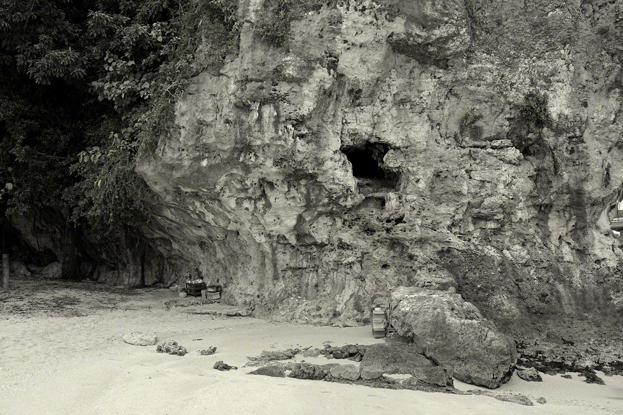 The cliff facing the sea has been a sacred site since ancient times. (© Ōsaka Hiroshi)