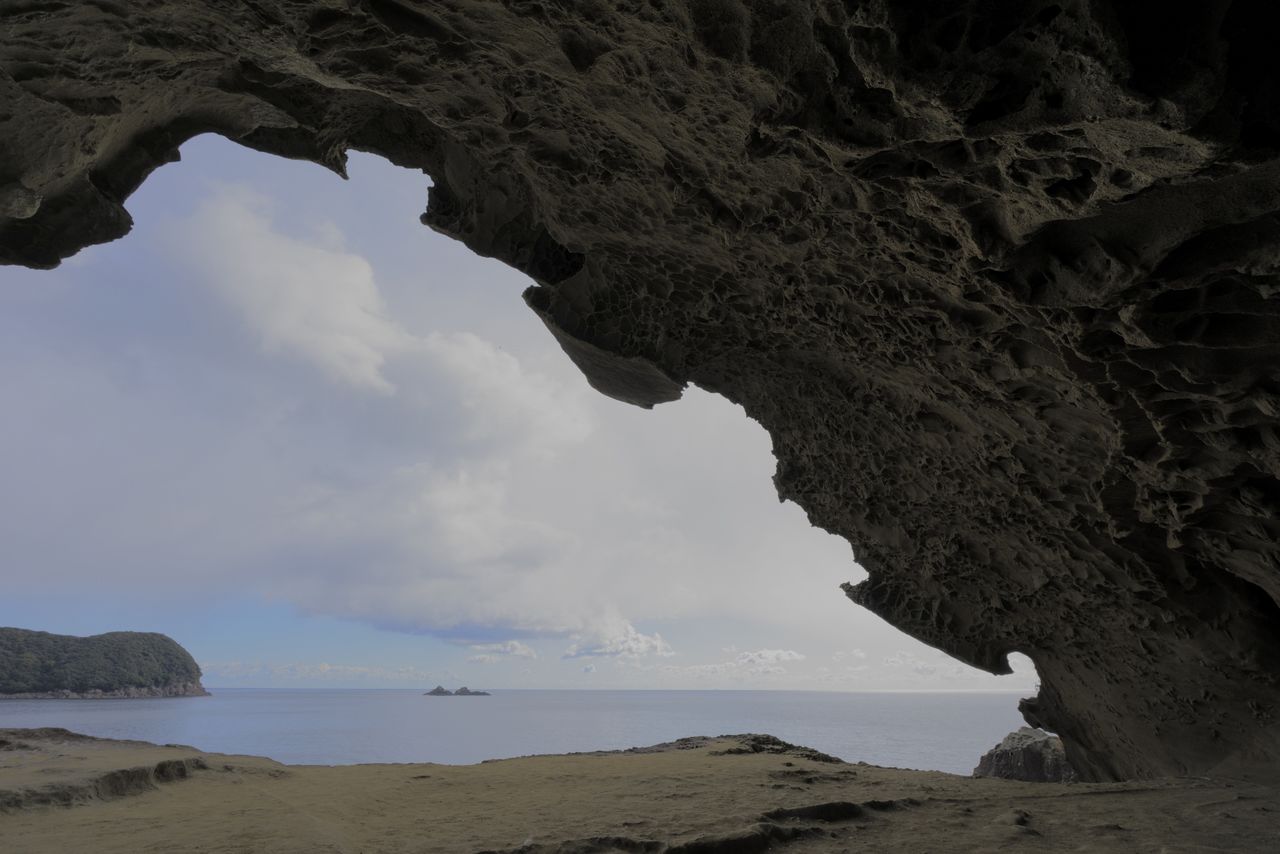 The Senjōjiki cave was reputedly once the abode of demons. (© Ōsaka Hiroshi)
