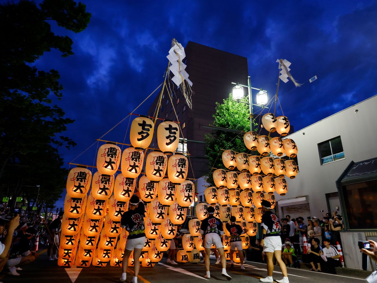 Gohei from the Hachiman Akita Shrine stream from the lantern-decorated frames. (© Haga Library)