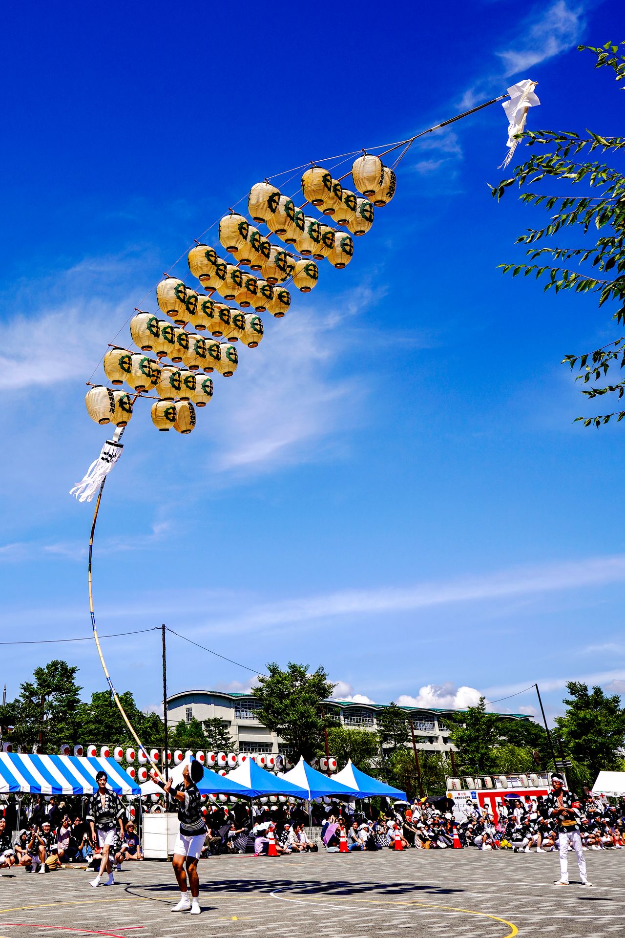 Acrobatic stunts are also performed in the daytime, starting on the second day of the festival. (© Haga Library)