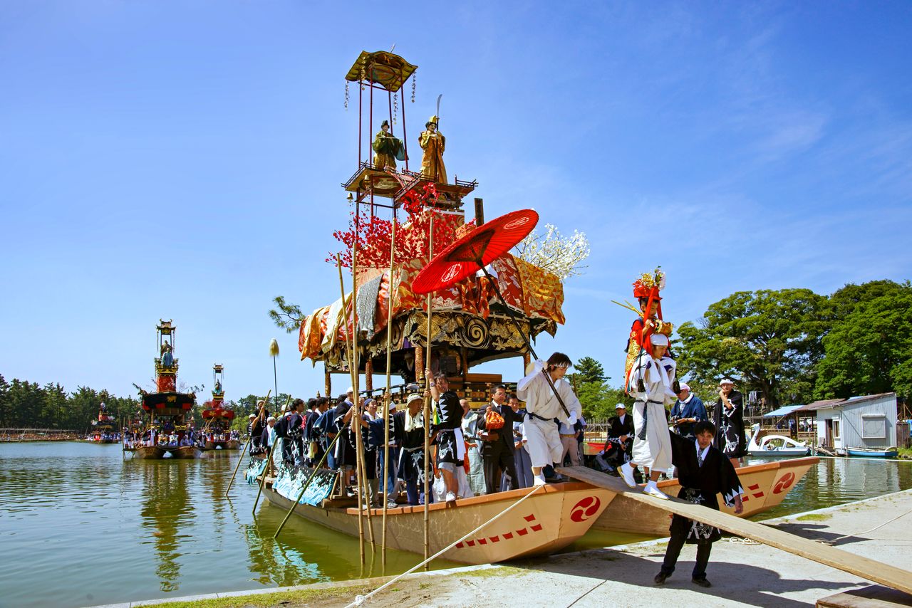 On the second morning of the festival, the young boys arrive by boat. (© Haga Library)