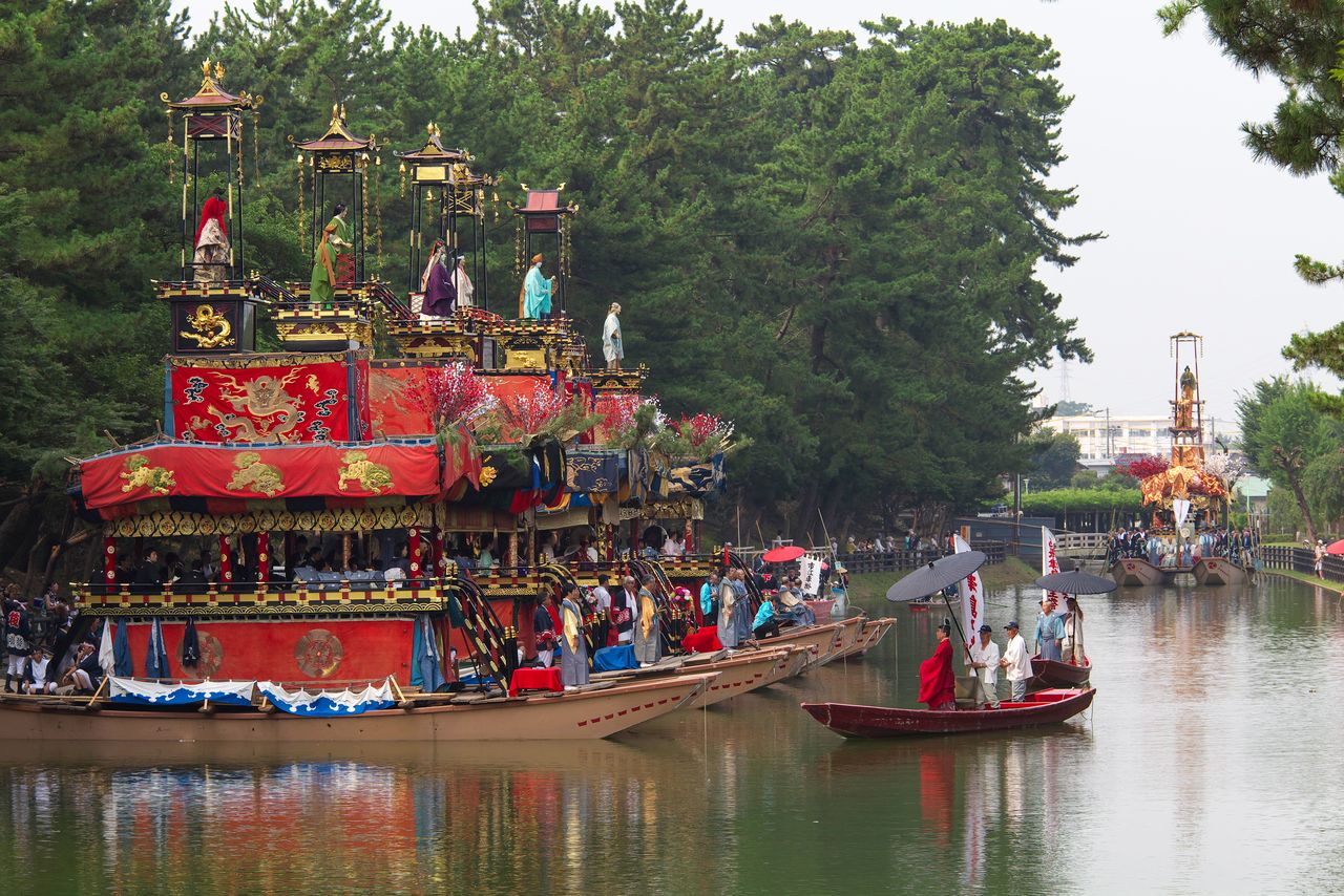 By morning, the boats have been transformed into scenes reminiscent of illustrated scrolls. (© Haga Library)