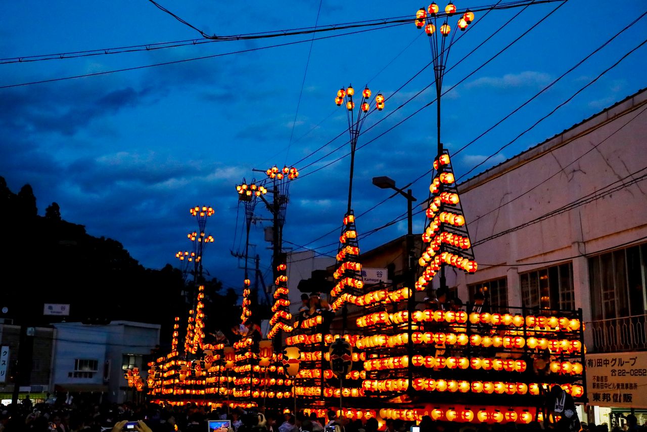 Floats from seven communities parade through the streets. (© Haga Library)