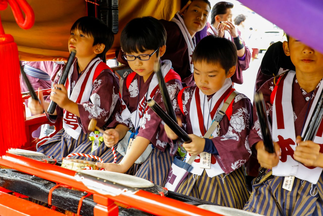 The young musicians atop the floats play shangiri with large and small drums, flutes, and a small gong. (© Haga Library)
