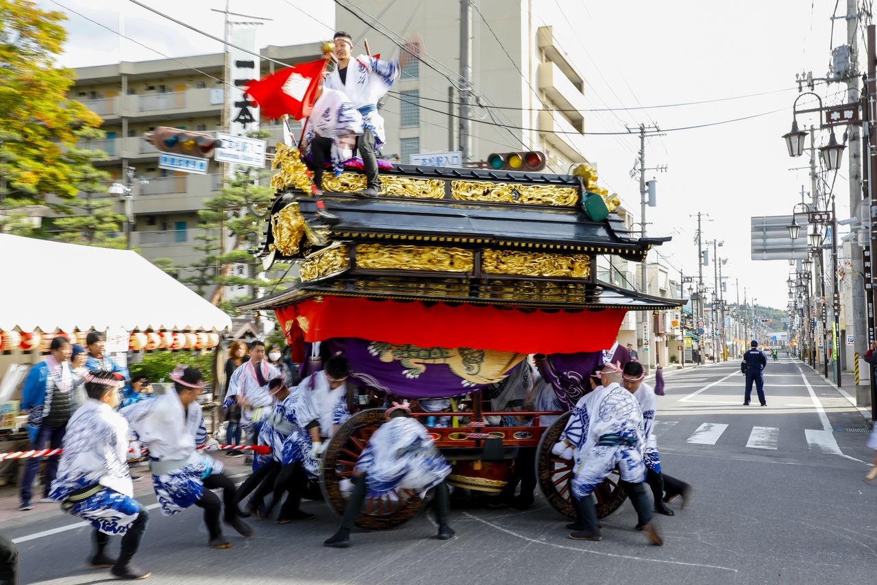 The floats are paraded through the streets in the daytime, when they can be admired for their gorgeous carvings. (© Haga Library)