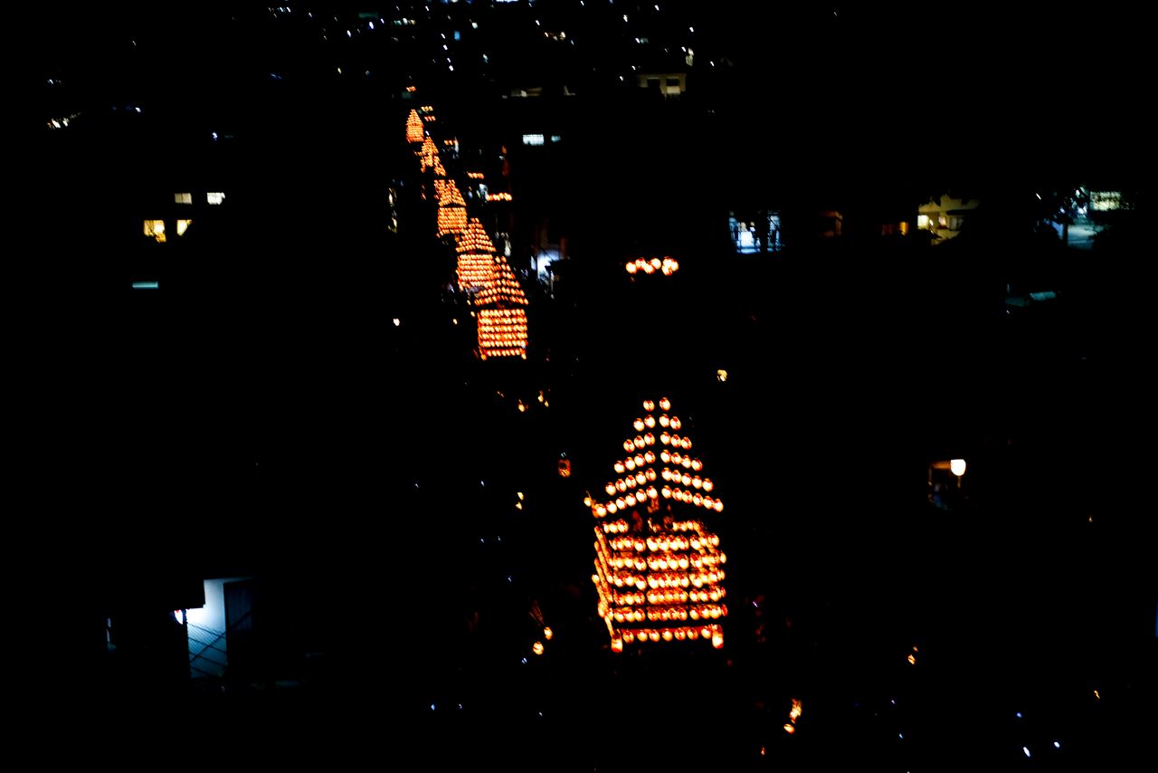 The lanterns illuminate the night with shades of crimson. (© Haga Library)
