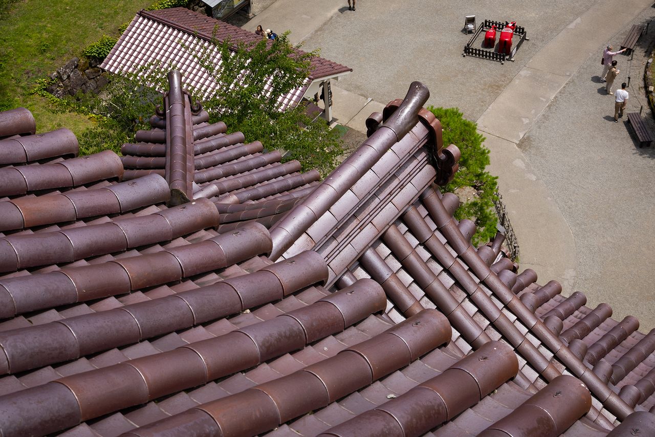 The view from the topmost floor of the keep. The reddish-brown roof tiles were developed to withstand Aizu’s severe winter weather. (© Nippon.com)