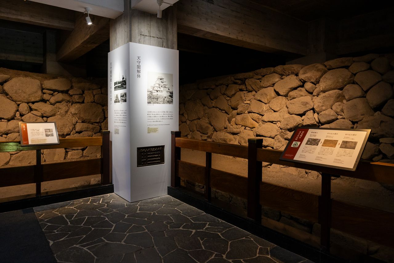 Stone walls surround a storage area under the keep. Aizu being far from the sea, large amounts of salt were stockpiled here. (© Nippon.com)