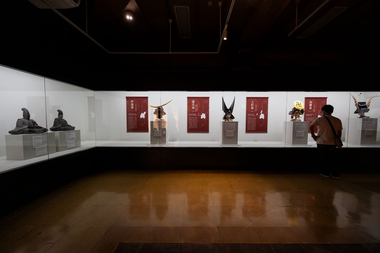 An exhibit of sculptures, reproductions of samurai helmets, and a timeline of the lords of the castle. (© Nippon.com)
