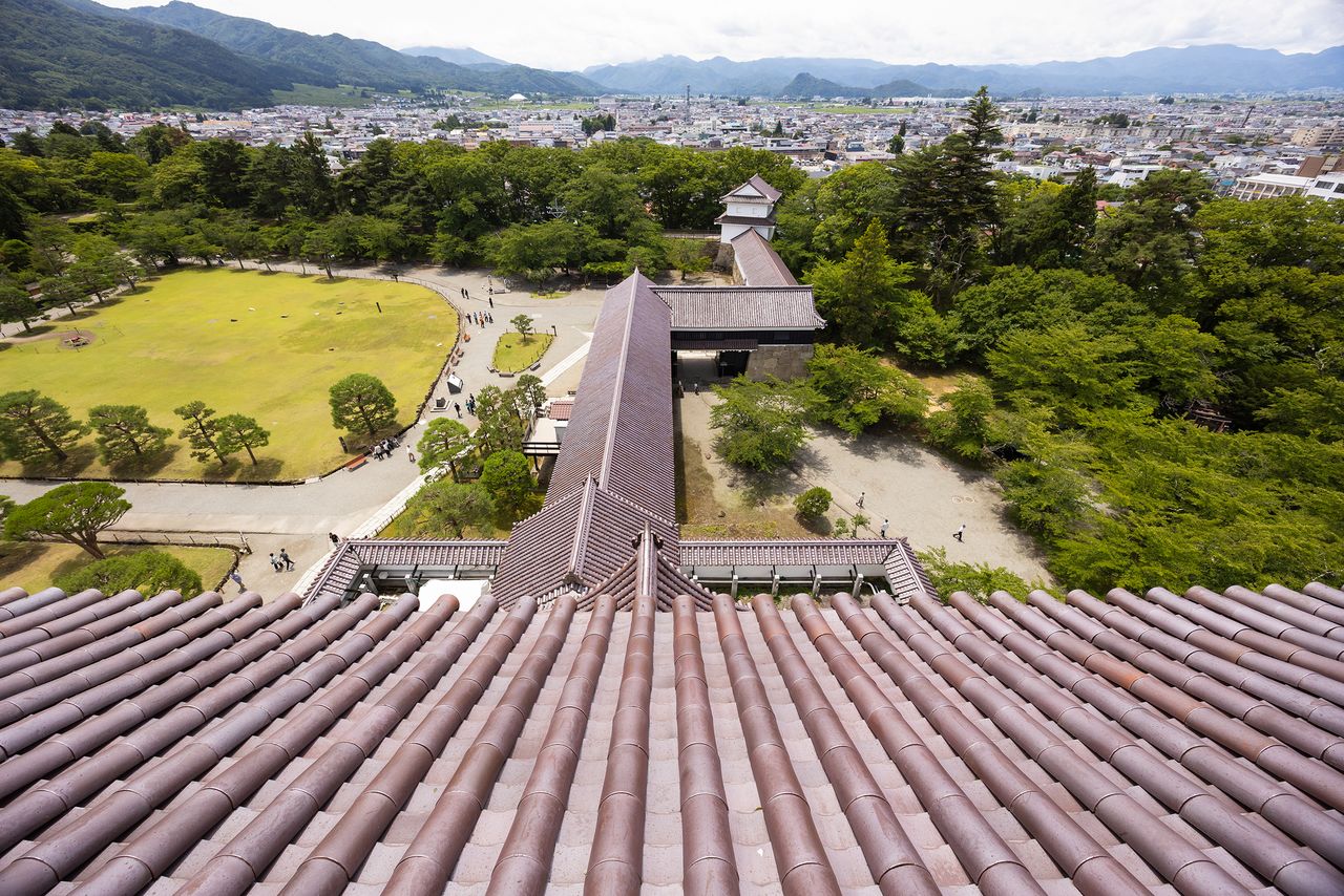 The castle’s barracks, Kurogane Gate, and Hoshii Turret are also roofed in red tiles. (© Nippon.com)