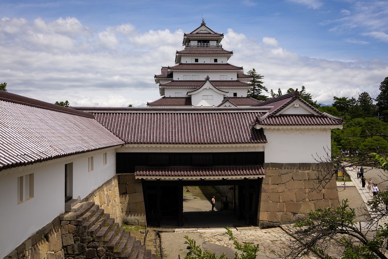 The upper level of the Kurogane Gate is a corridor. (© Nippon.com)