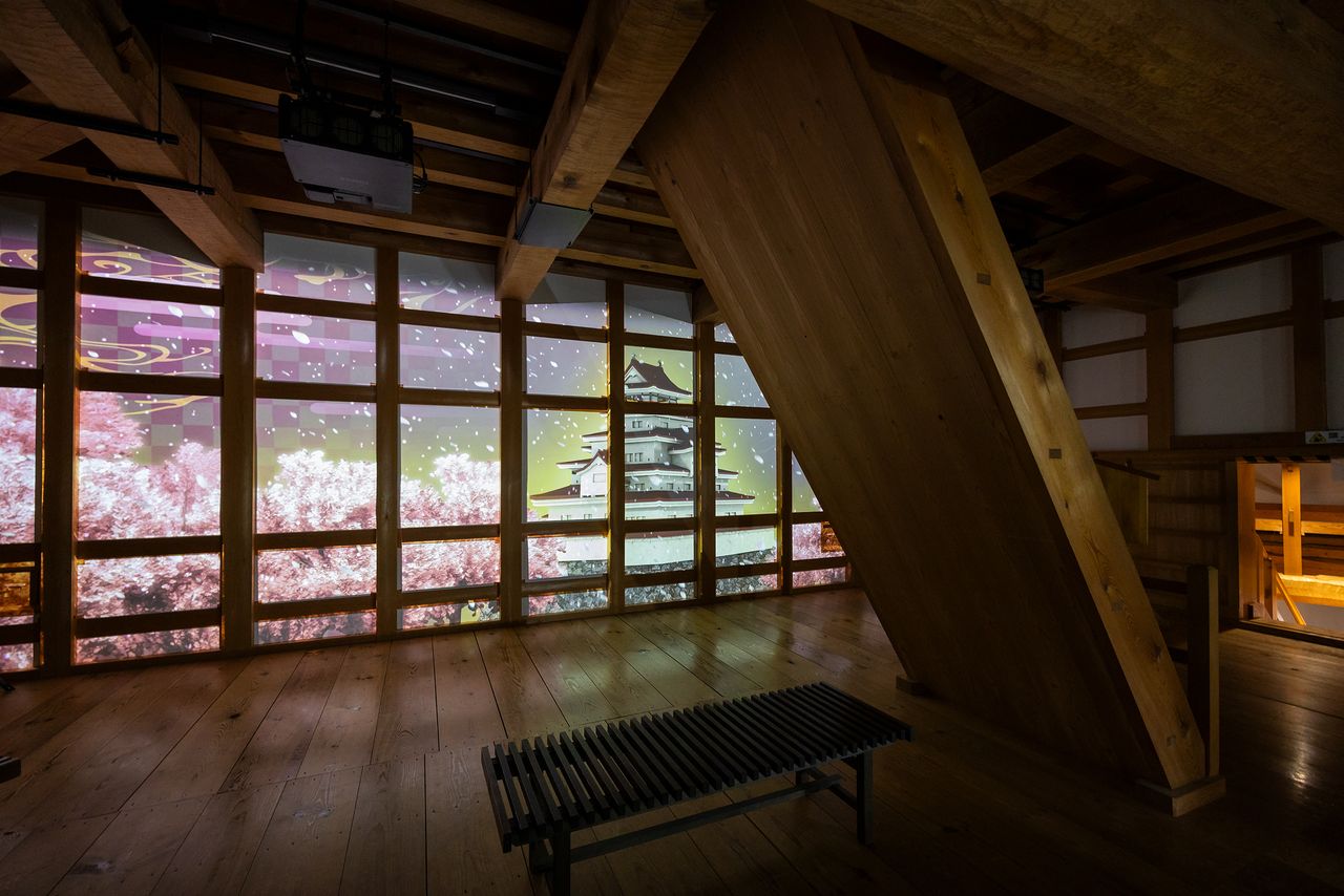 Digital art inside the Hoshii Turret depicts the castle’s history (this installation is on hold until the end of September 2026). (© Nippon.com)