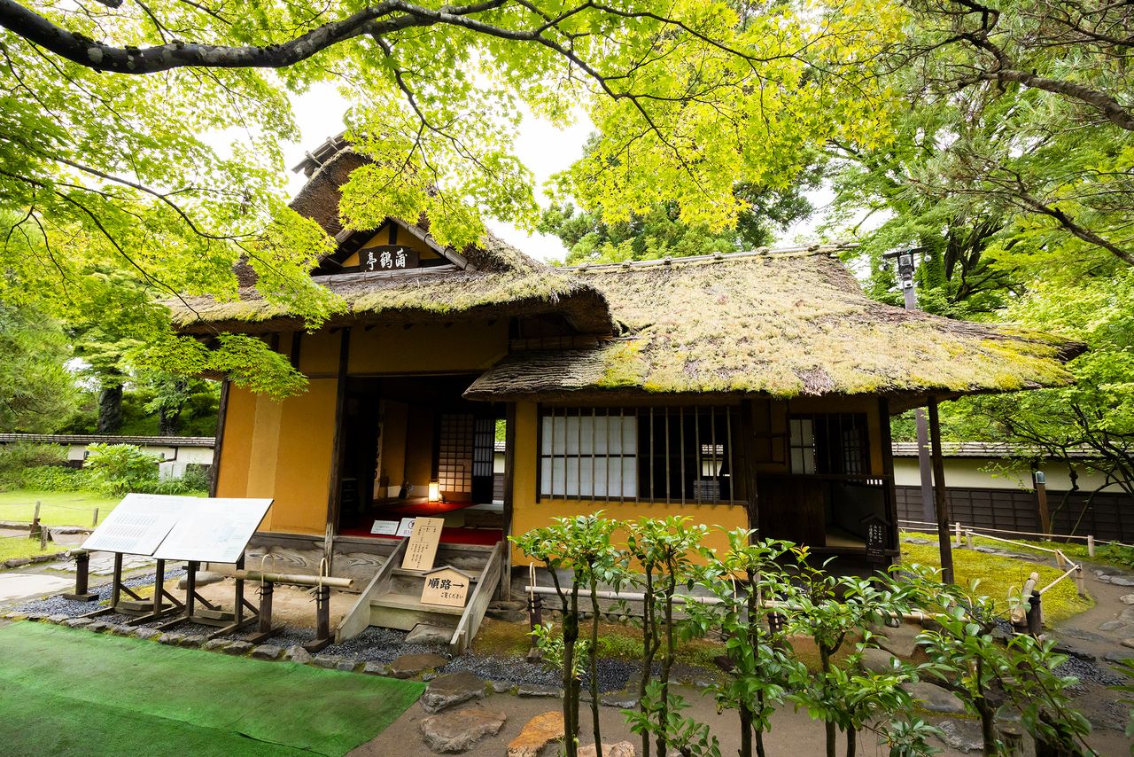 Tea gatherings still take place in this thatched-roof teahouse. (© Nippon.com)