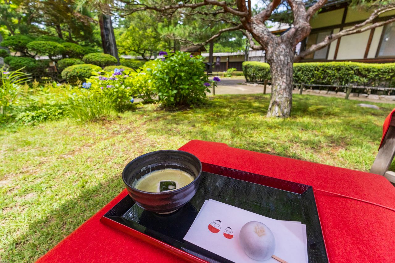 The entrance fee to the teahouse is ¥210, plus ¥600 for matcha and confectionery. (© Nippon.com)