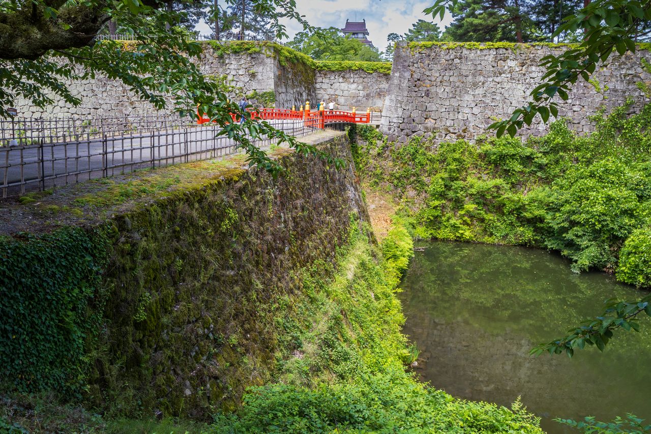 The castle’s entrance is guarded by 19-meter-high stone walls. (© Nippon.com)