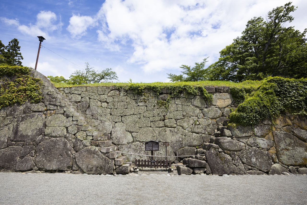 Pockmarks from ammunition fired are still visible here and there in the stone walls. (© Nippon.com)