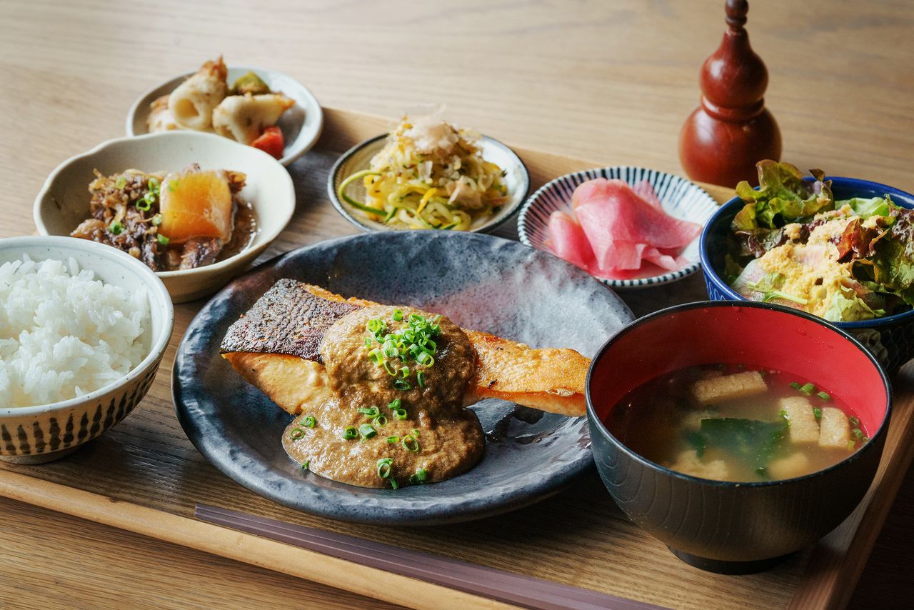 The With Special Set Meal is a cornucopia of seasonal local ingredients. Lunch is available from 11 am to 2:30 pm. (© Kawaguchi Yōko)