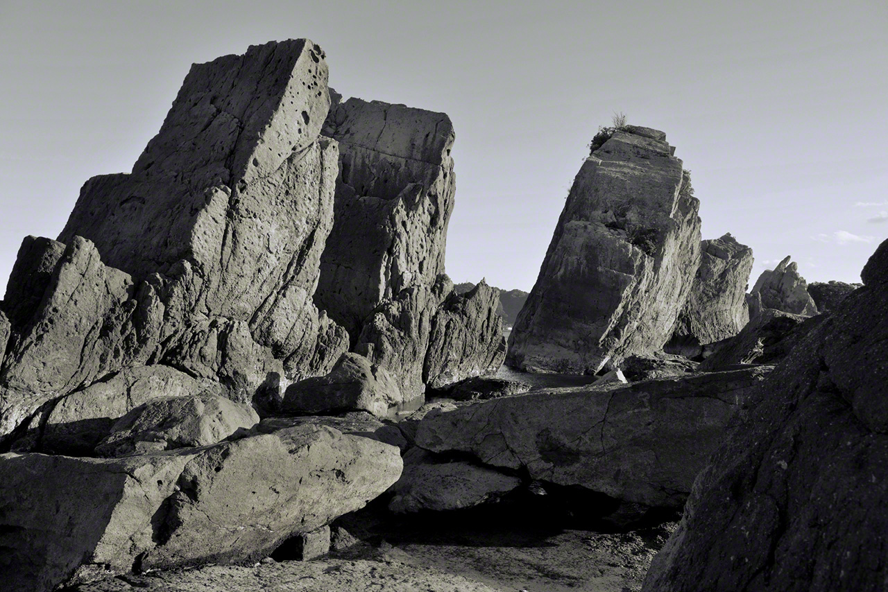 A row of massive stones rising 10 meters high. (© Ōsaka Hiroshi)