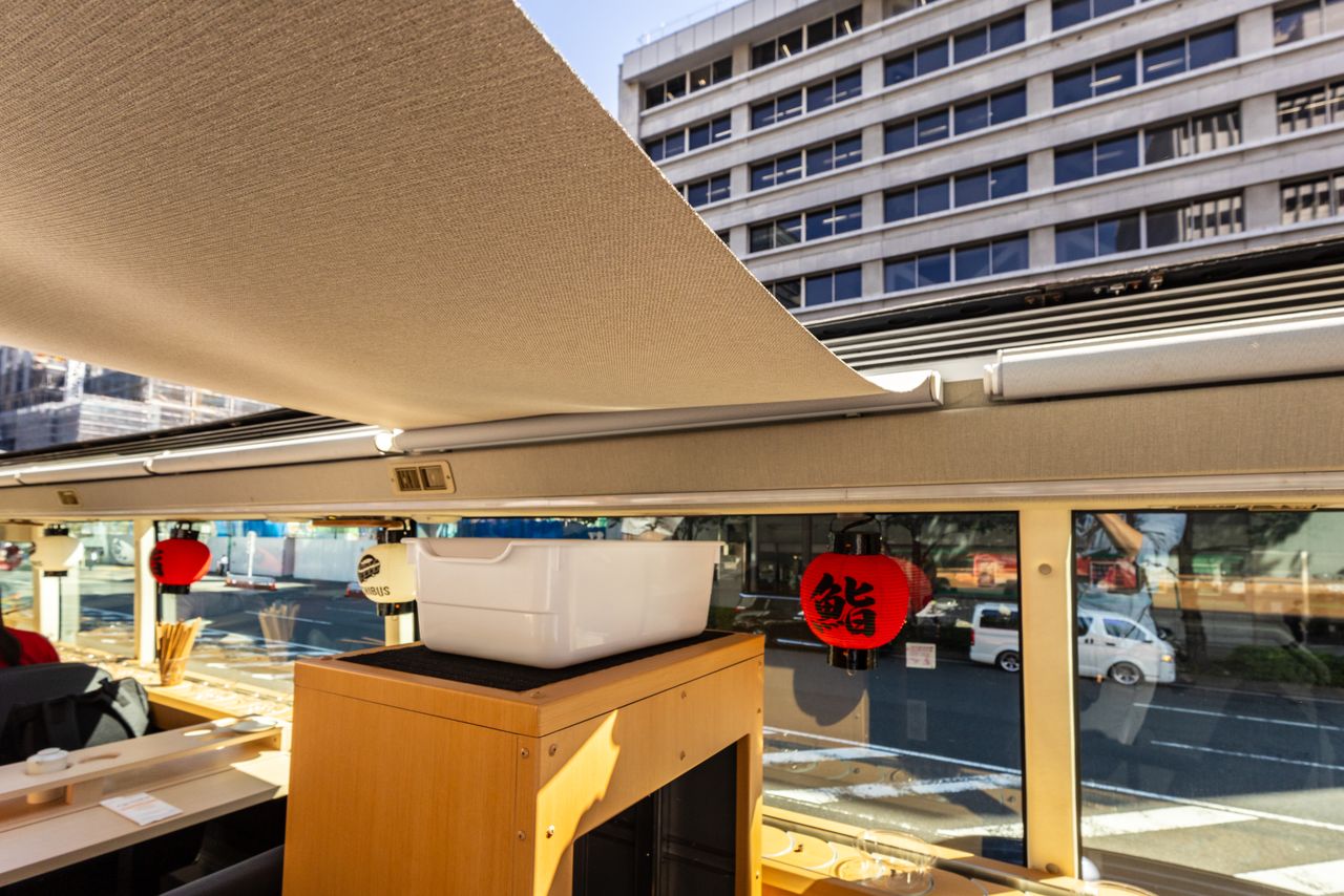 Shades can be extended to shield passengers from sunlight. (© Nippon.com)