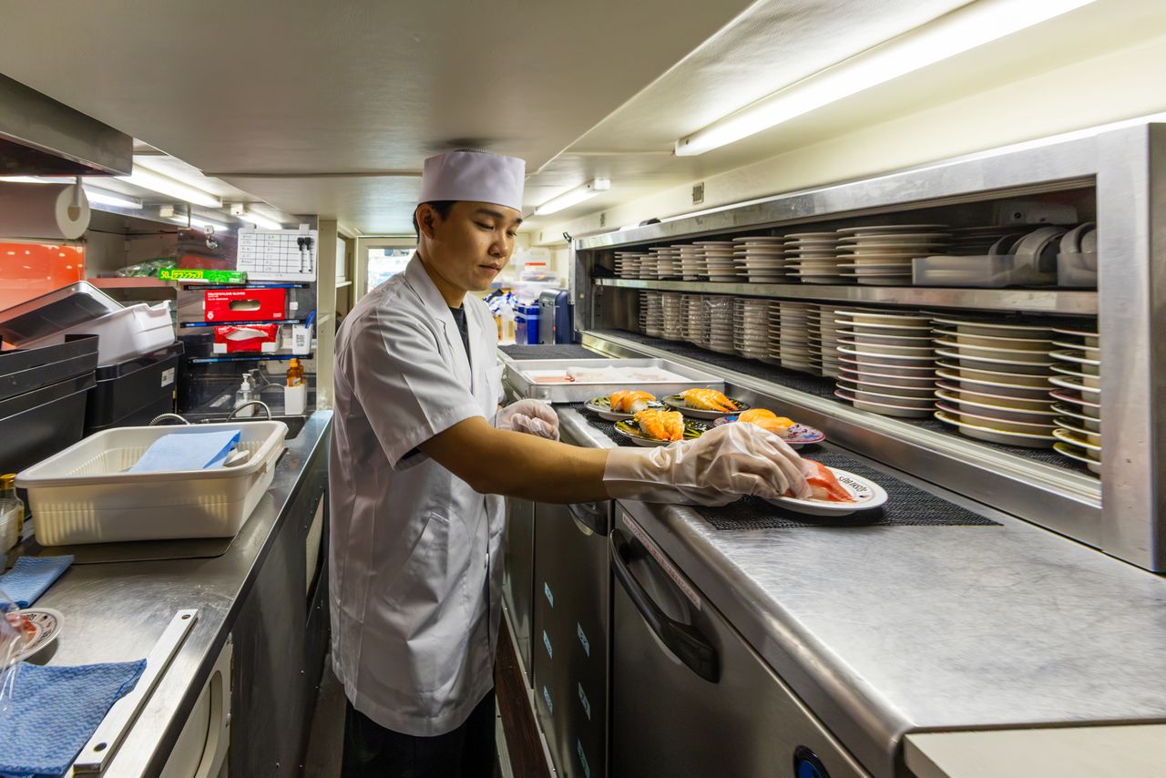 The lower deck is a dedicated kitchen space. (© Nippon.com)