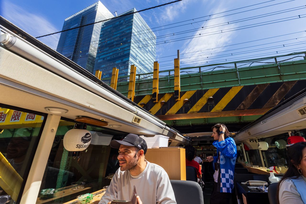 The open-top design offers unique thrills, such as when passing directly beneath overhead structures with only inches to spare. (© Nippon.com)